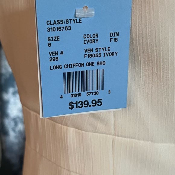 ✨NEW David’s Bridal dress - IVORY✨ - Picture 2 of 8